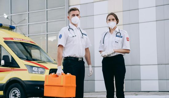 丁青救护车转运病人车内有没有插电源的位置？